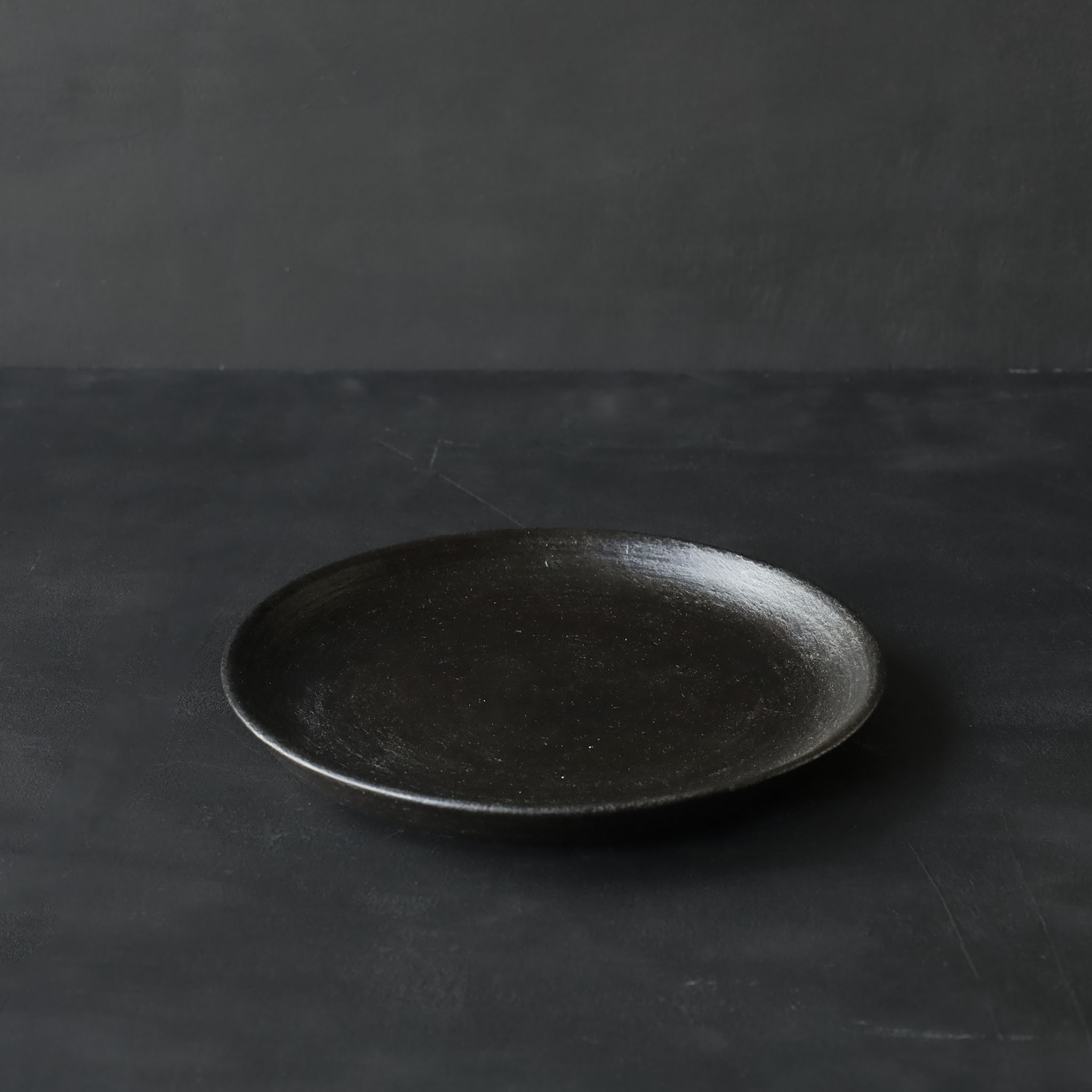 26-AS-53 Hikime-zara (Lathe-turned Grain Small Plate) – Black