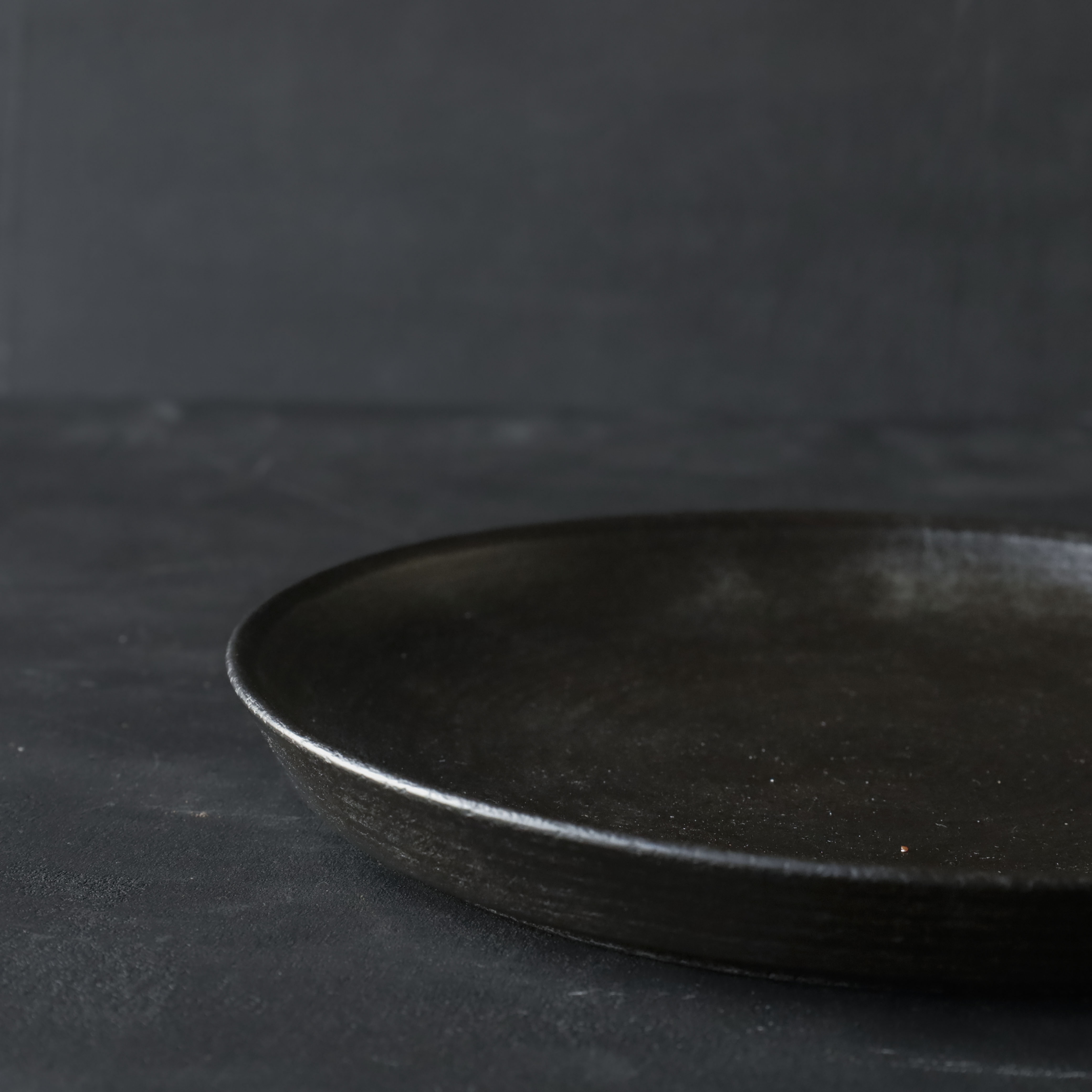 26-AS-53 Hikime-zara (Lathe-turned Grain Small Plate) – Black