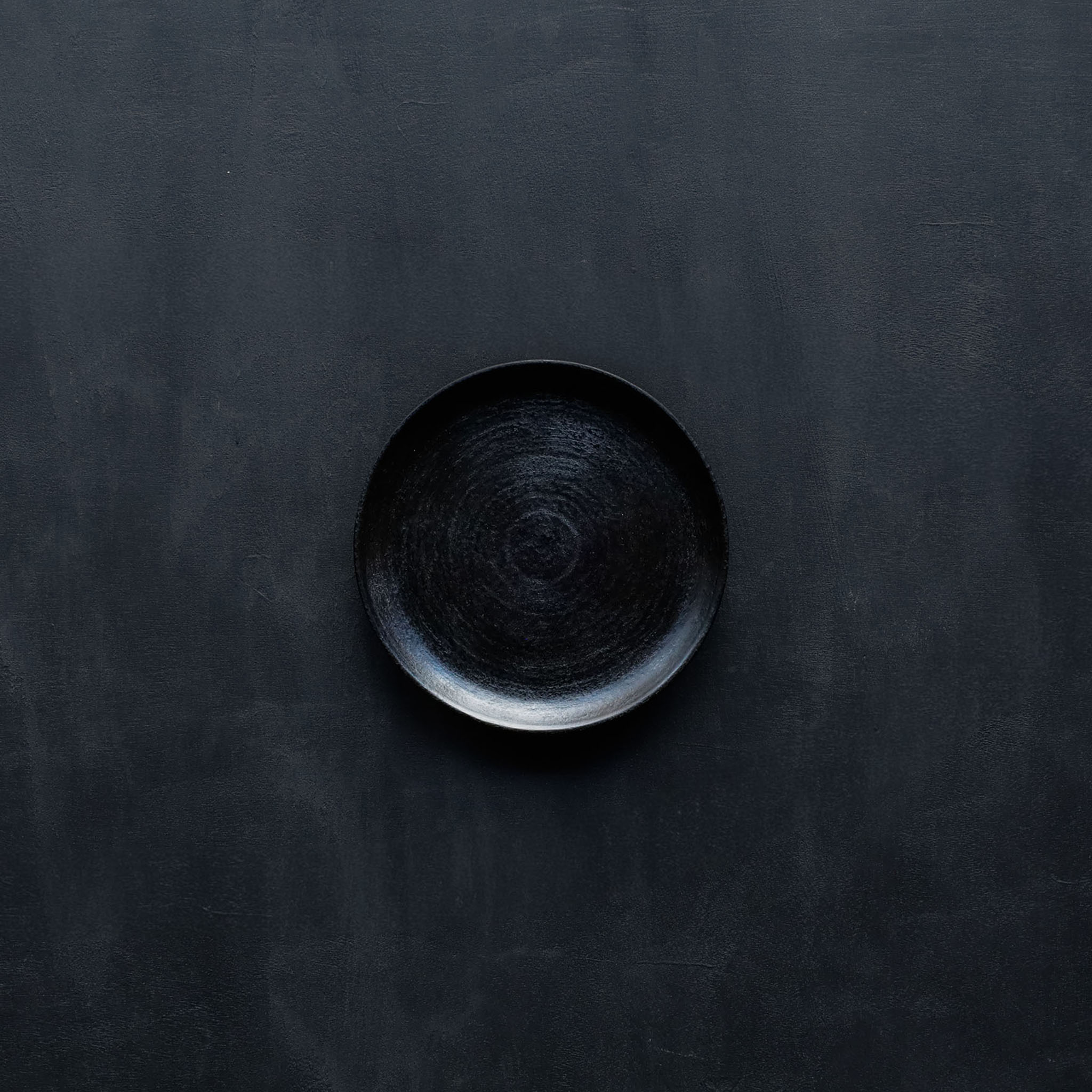 26-AS-53 Hikime-zara (Lathe-turned Grain Small Plate) – Black