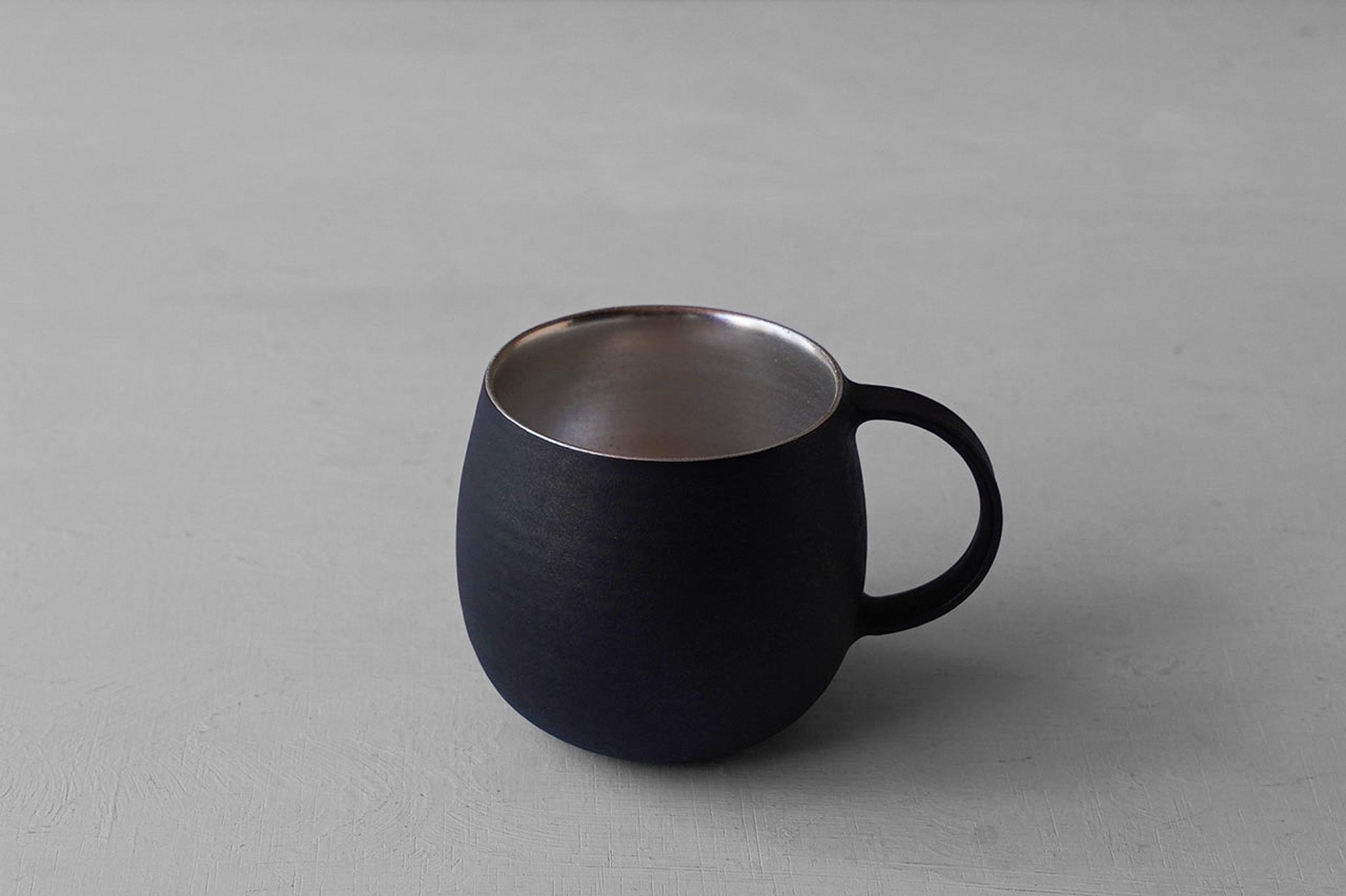 Tatsuya Hattori Black Silver Glaze Egg Mug