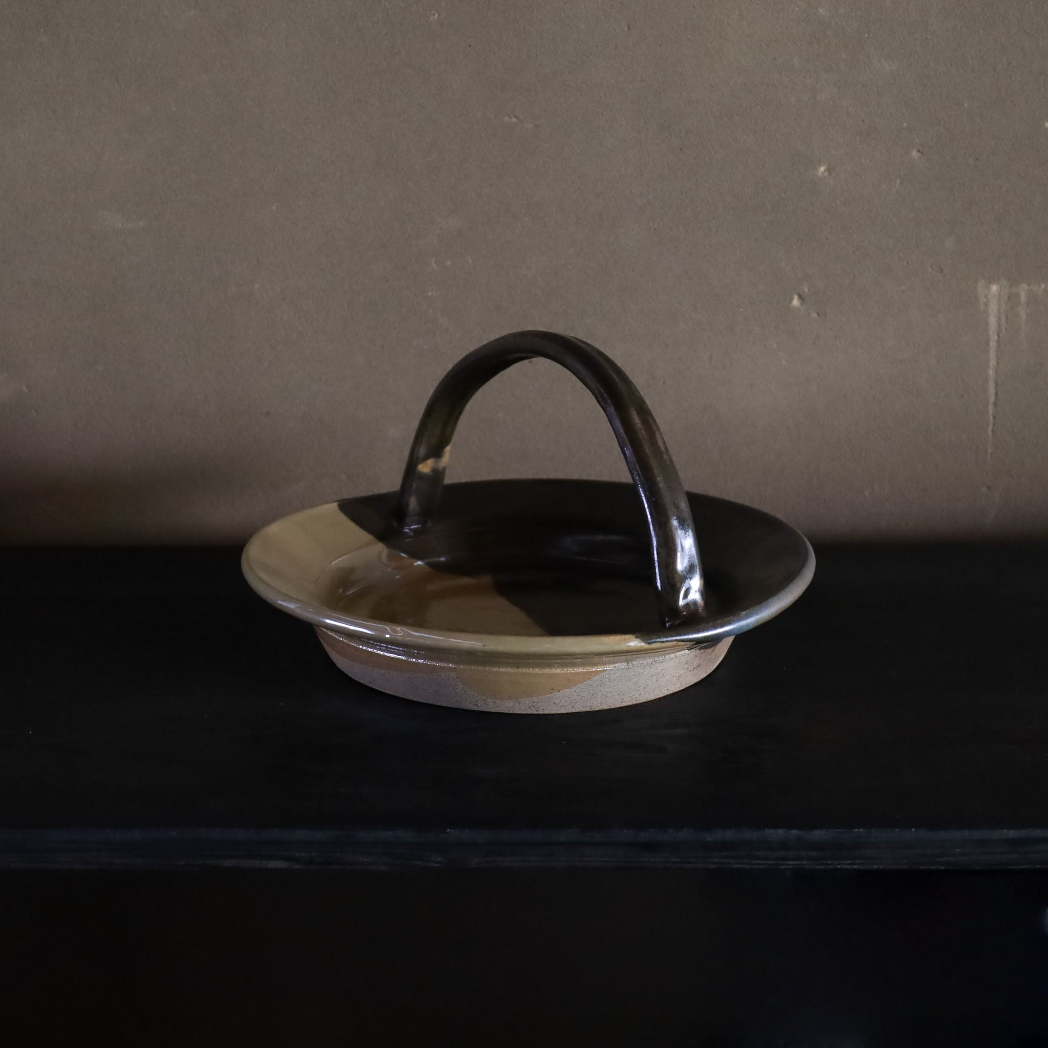 ●26-TY-77 Black Karatsu Kakewake handled bowl