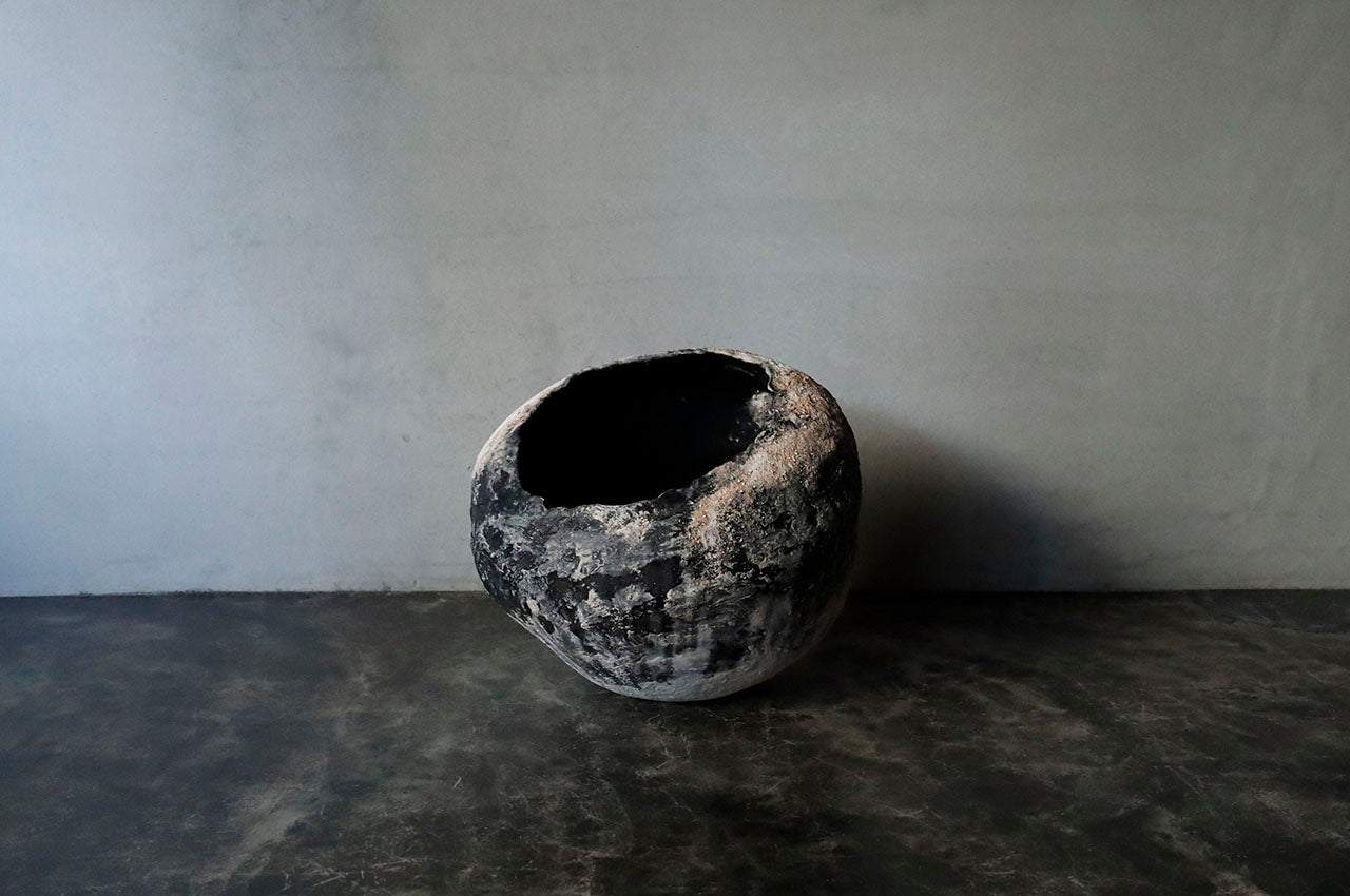 ●26-YI-42 Leaning Vase