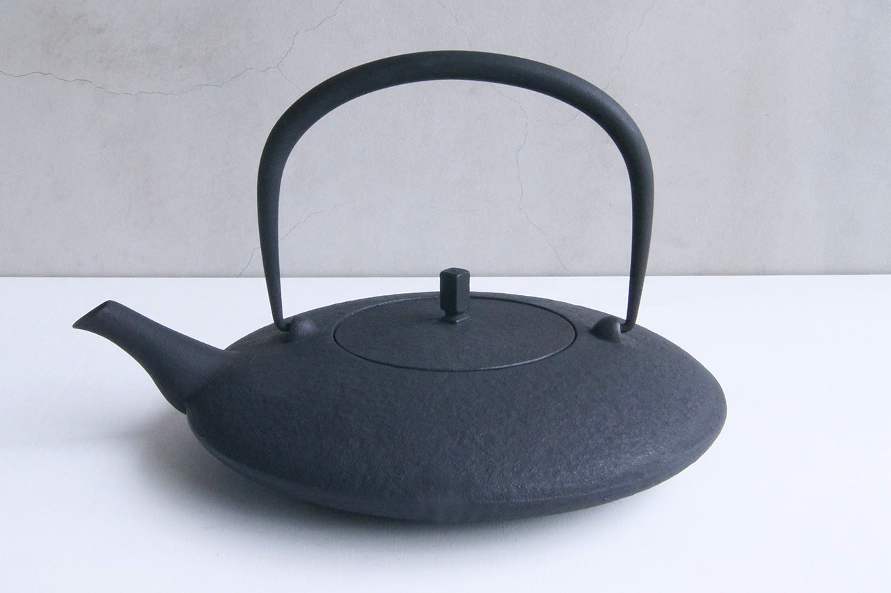 Kukan Chuzo / Moon Cast Iron Kettle L Black