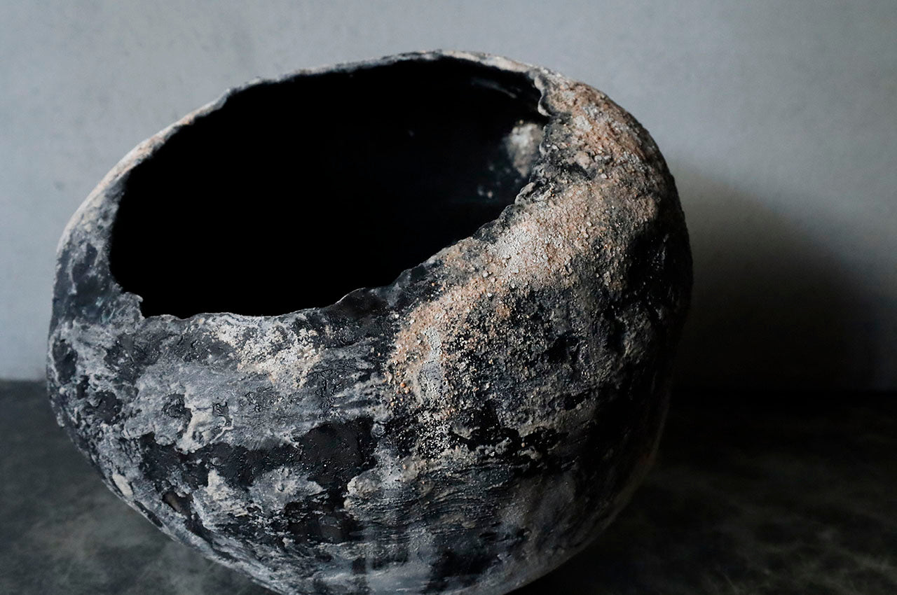 ●26-YI-42 Leaning Vase